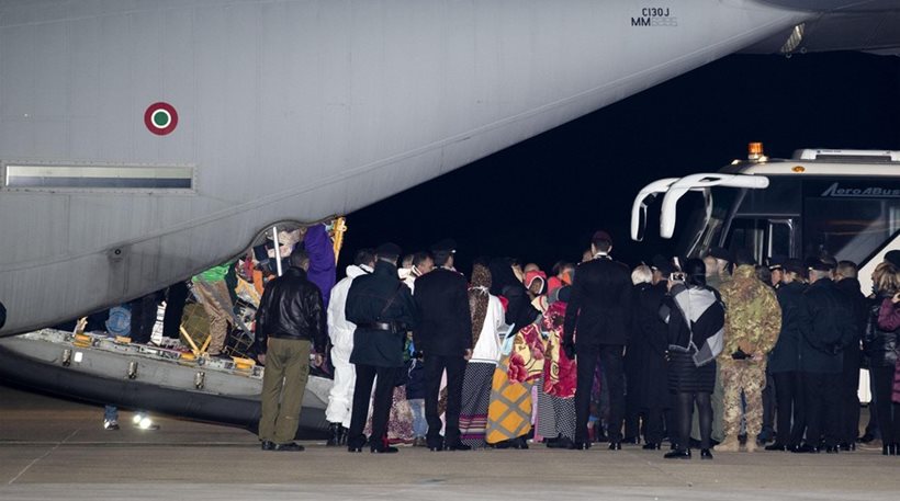 Τους φέρνουν ακόμα και με C-130: Πρόσφυγες από τη Λιβύη μεταφέρθηκαν αεροπορικώς στη Ρώμη!