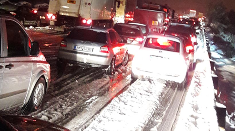 Οκτώ ωρών ταλαιπωρία και 15χλμ ουράς για τους οδηγούς στην Αθηνών-Λαμίας λόγω χιονιού