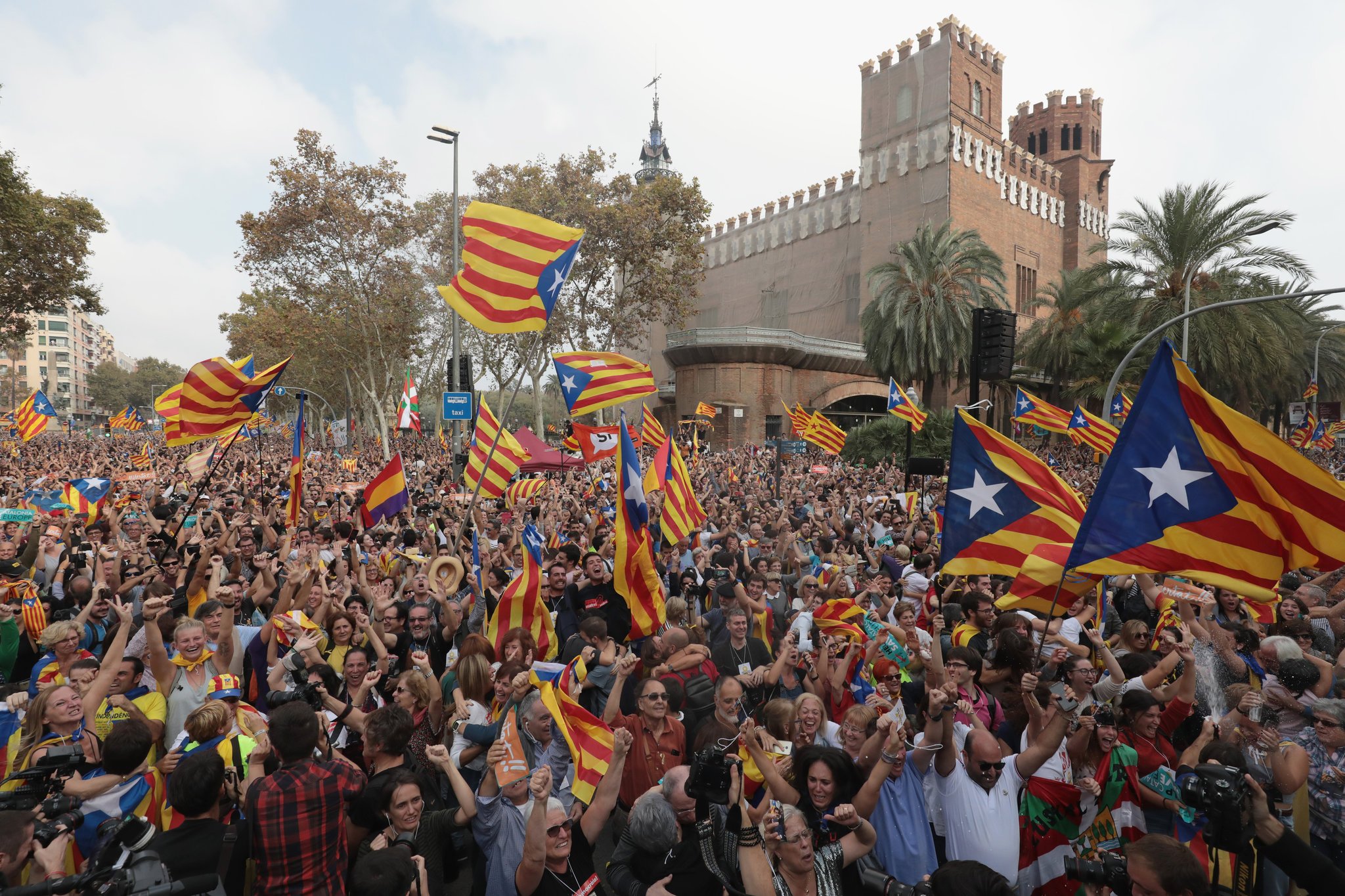 Νίκη των αυτονομιστών στην Καταλονία αλλά το 52% ψήφισε παραμονή στο ισπανικό βασίλειο