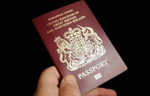 Επιστρέφει το παλιό «ιστορικό» διαβατήριο στη Μ.Βρετανία