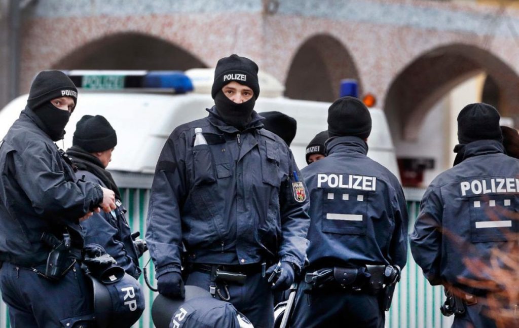 Σημεία των καιρών: Πάνοπλοι αστυνομικοί έξω από τους ναούς στη Γερμανία για να μην επιτεθούν οι ισλαμιστές στους πιστούς