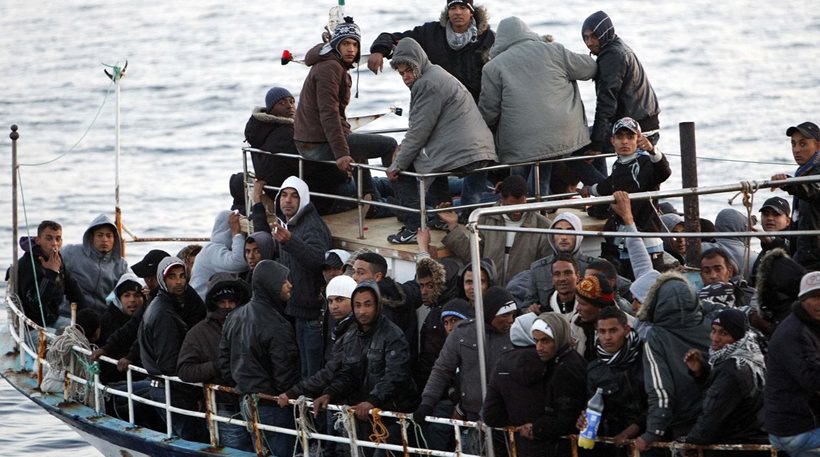 DW: «Η γερμανική κυβέρνηση δεν τηρεί τις δεσμεύσεις της απέναντι στην Ελλάδα για την μετεγκατάσταση προσφύγων»