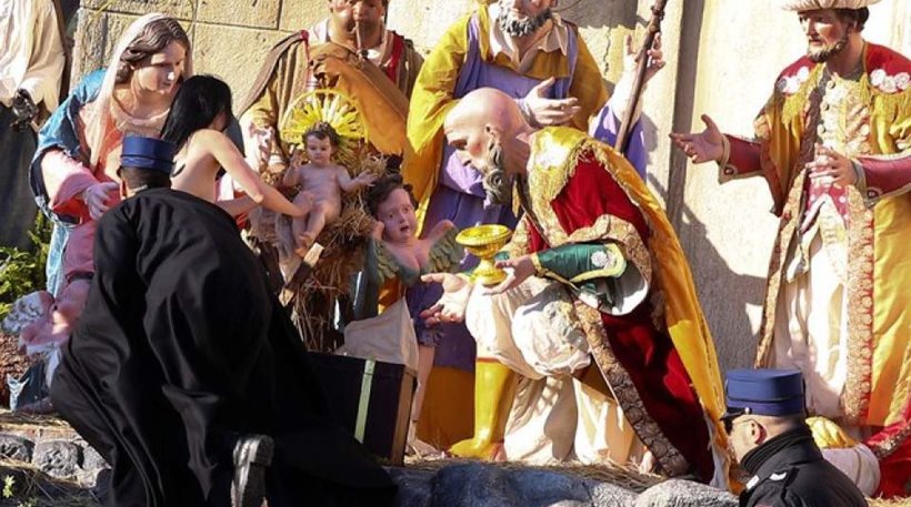 Βατικανό: Ημίγυμνη Femen προσπάθησε να αρπάξει το ομοίωμα του νεογέννητου Χριστού!