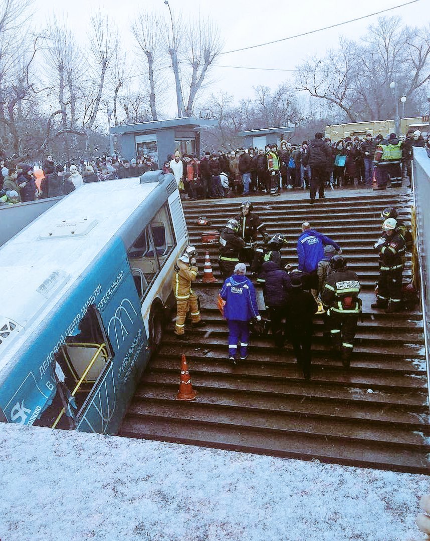 Ρωσία: 4 νεκροί στην Μόσχα από λεωφορείο που έπεσε σε υπόγεια διάβαση (φωτό, βίντεο)