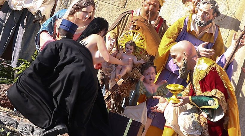 Βατικανό: Γυμνή Femen προσπάθησε να αρπάξει τον μικρό Ιησού από την φάτνη (βίντεο)