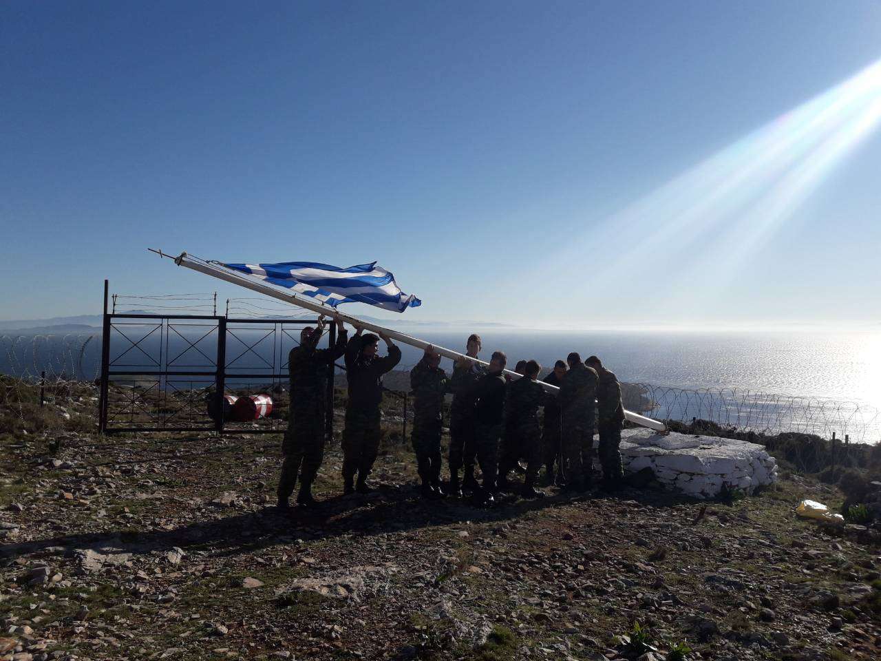 Αγαθονήσι: Κυματίζει και πάλι η ελληνική σημαία