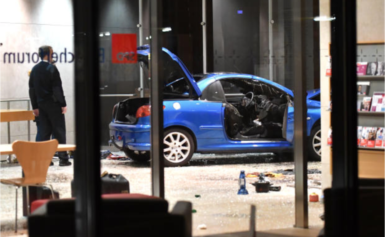 Γερμανία: Άνδρας με αυτοκίνητo «βόμβα» μπήκε στα γραφεία του SPD στο Βερολίνο! (φωτό) (upd)