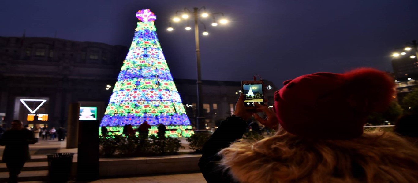 Μιλάνο: Αφρικανός μετανάστης θέλησε να κατεβάσει τον σταυρό από χριστουγεννιάτικο δέντρο!