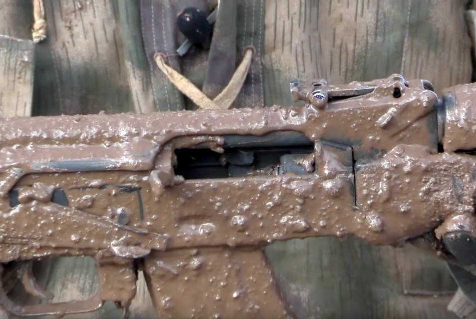 AR-15 και ΑΚ-47 εκτελούν πυρά μετά από ένα μπάνιο στις λάσπες (βίντεο)