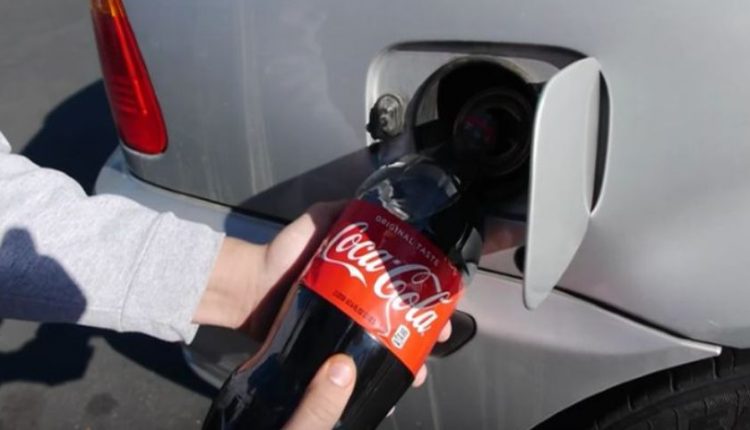 Δείτε τι γίνεται όταν βάζεις Coca Cola στο ντεπόζιτο του αυτοκινήτου (βίντεο)
