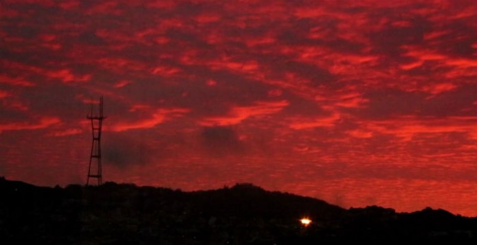 Ηλιοβασίλεμα στο Σαν Φρανσίσκο μοιάζει σαν να έχει έρθει η αποκάλυψη (βίντεο)