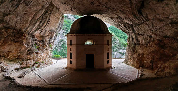 Ιταλία: Η σπηλιά που κρύβει στο εσωτερικό της μια … Εκκλησία του 1828! (φωτό, βίντεο)