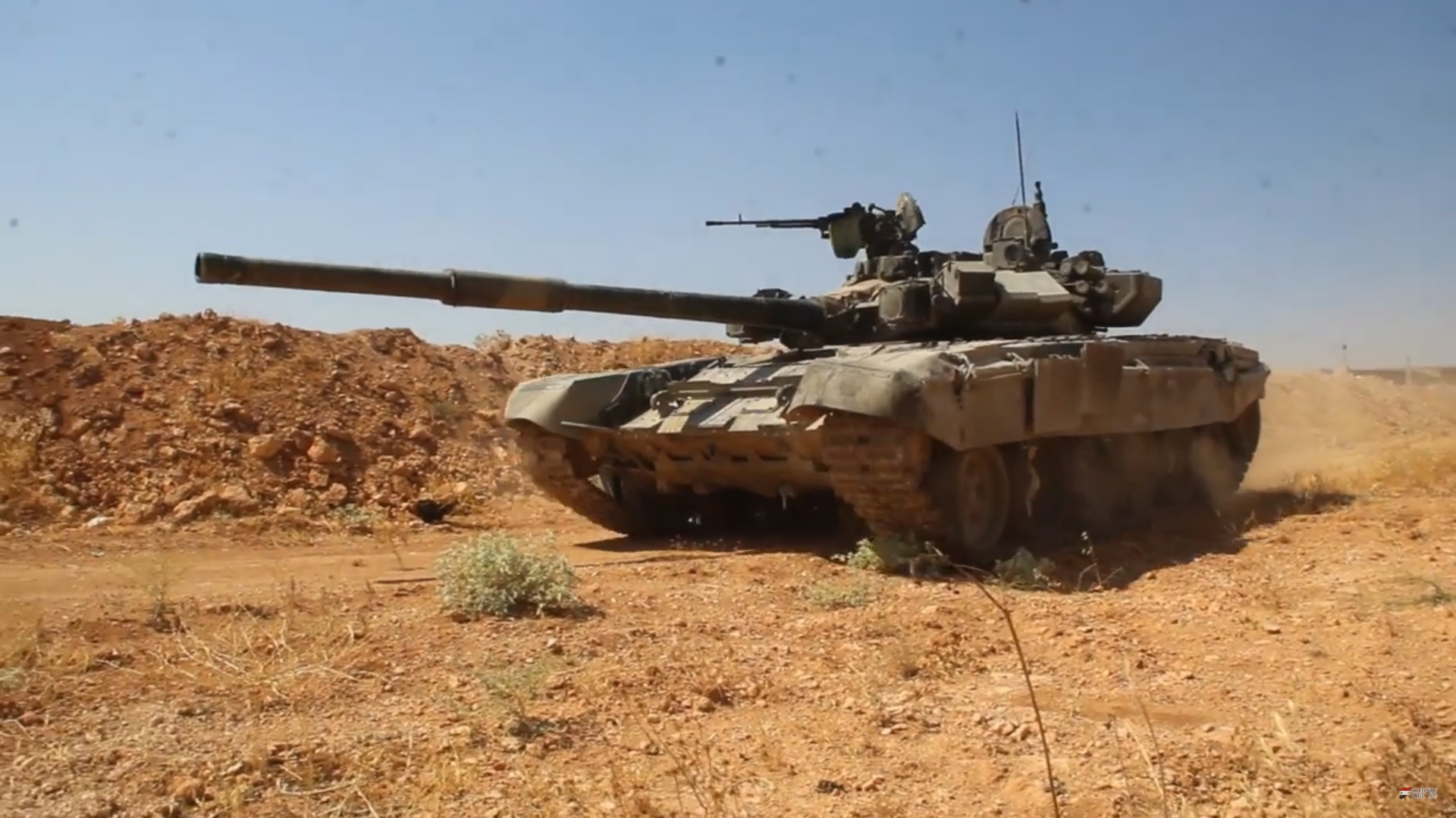 Άρματα μάχης T-90 του συριακού Στρατού σπεύδουν προς την επαρχία της  Ιντλίμπ (βίντεο)