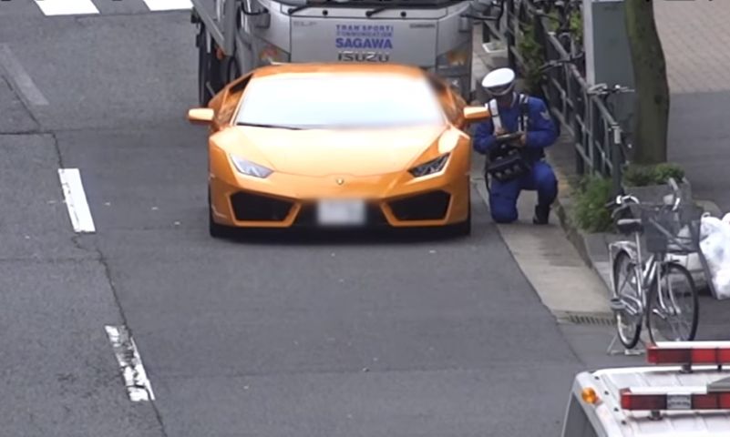 Και όμως ο αστυνομικός με το ποδήλατο κατάφερε να πιάσει μια… Lamborghini για να δώσει την κλήση στον οδηγό (βίντεο)