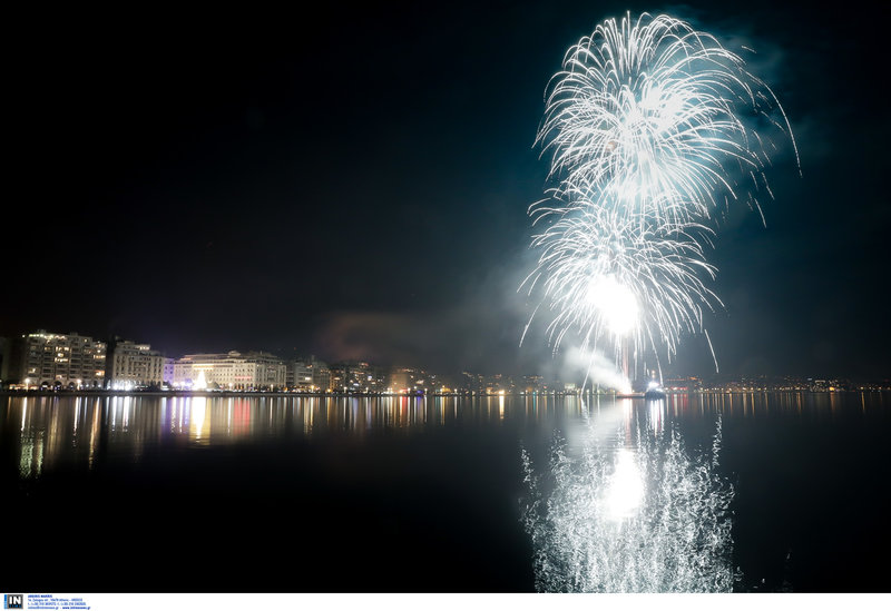 Πως υποδέχθηκαν το νέο έτος η Αθήνα και η Θεσσαλονίκη; (φωτό)
