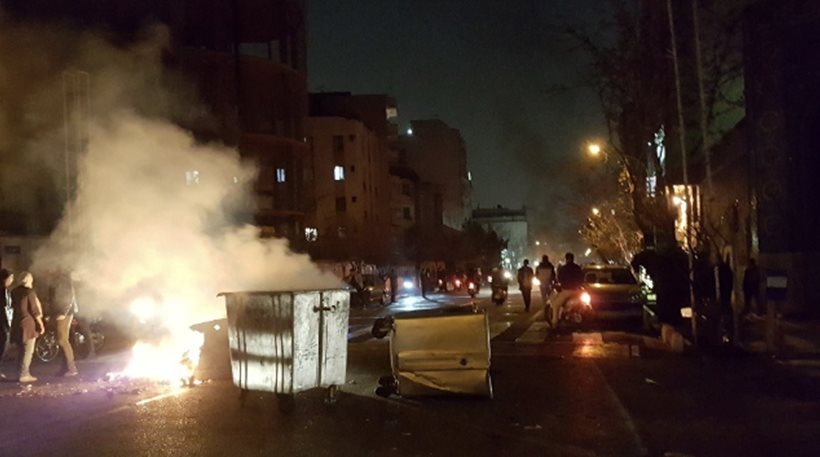 Ιράν: Ένας αστυνομικός σκοτώθηκε και άλλοι τρεις συνάδελφοί του τραυματίστηκαν από πυρά διαδηλωτή