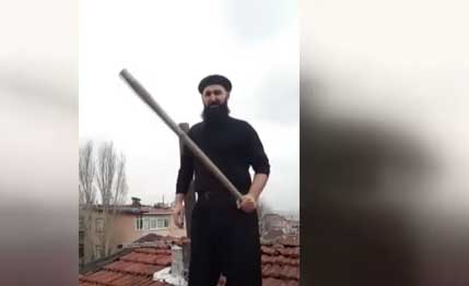 Βίντεο: Τούρκος ανέβηκε στην σκεπή του σπιτιού του και περίμενε με ρόπαλο τον Άγιο Βασίλη!