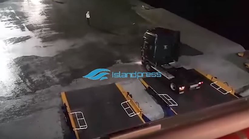 Νάξος: Χωρίς να δέσει το πλοίο στο λιμάνι νταλίκα κατεβαίνει σχεδόν με «άλμα» από τον καταπέλτη (βίντεο)