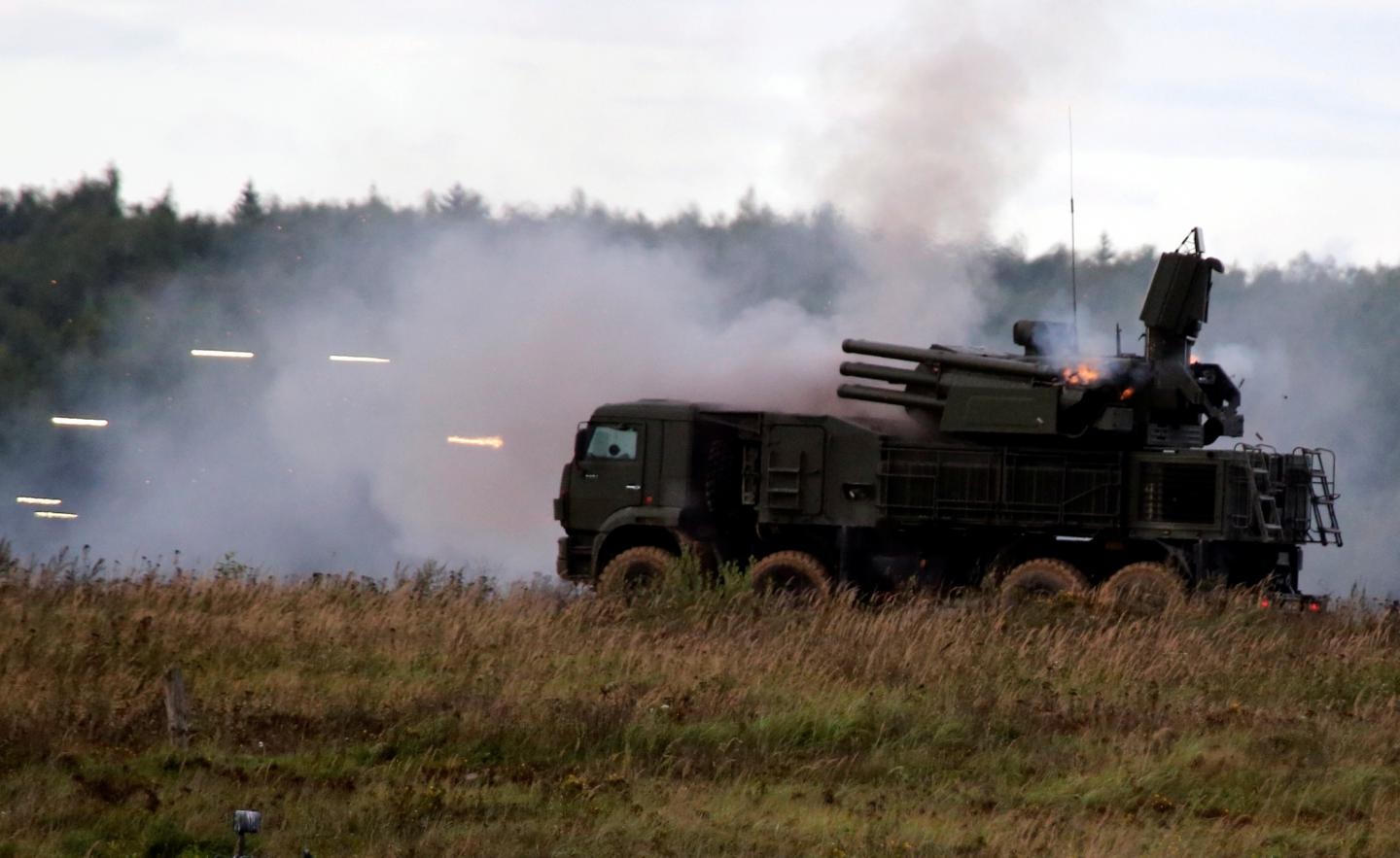 Καταιγισμός πυρών εναντίον drone από ρωσικά Α/Α συστήματα – Εντοπίστηκε κοντά στη βάση Χμειμίμ (βίντεο)