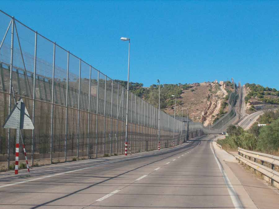 Οι Ισπανοί έπαθαν «σοκ» με την εισβολή 200 μεταναστών στα σύνορά τους!