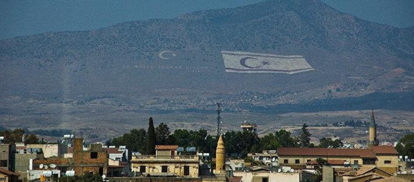 Guardian: “Οι Τουρκοκύπριοι φοβούνται τον σφιχτό εναγκαλισμό τους με την Τουρκία”