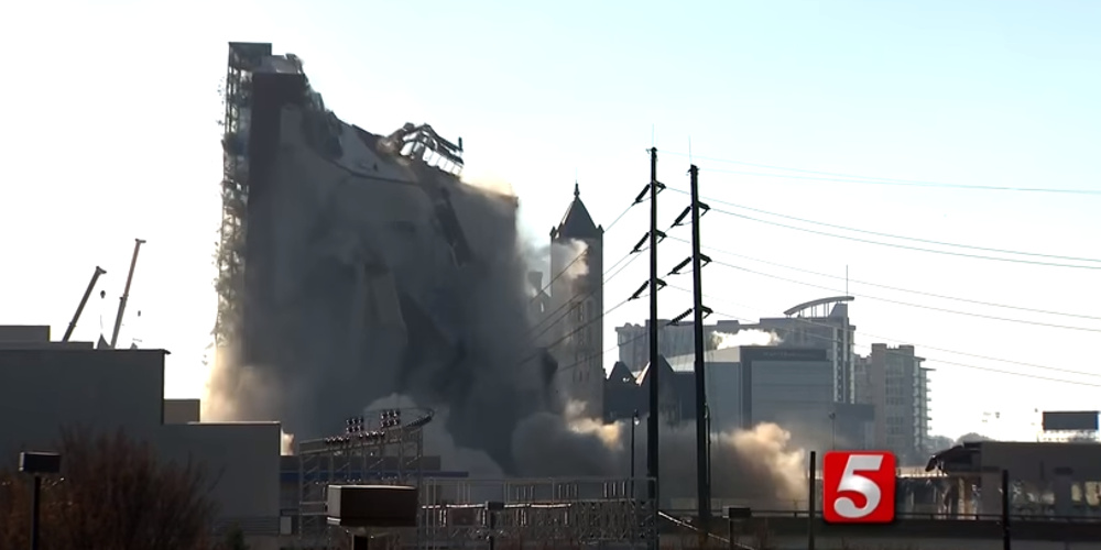 Η στιγμή που κτίριο 12 ορόφων γίνεται σκόνη! (βίντεο)