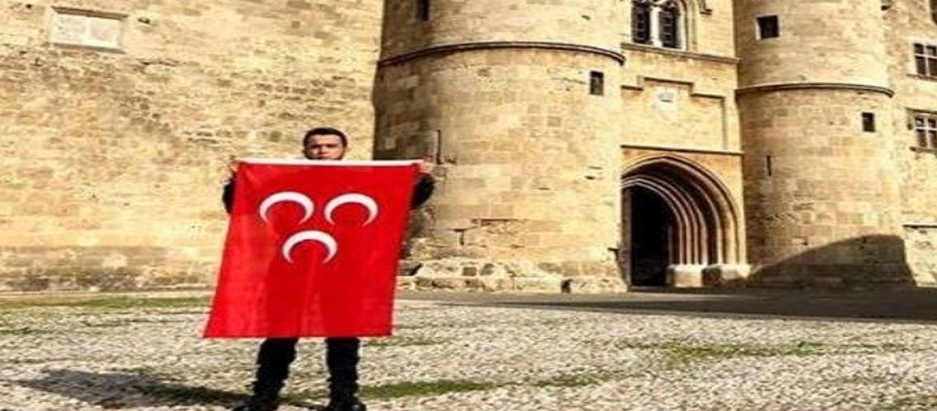 Ρόδος:  Προβοκάτσια από Τούρκο που έβγαλε φωτογραφίες με την τουρκική σημαία – «Τα νησιά είναι Τουρκικά»! (φωτό)