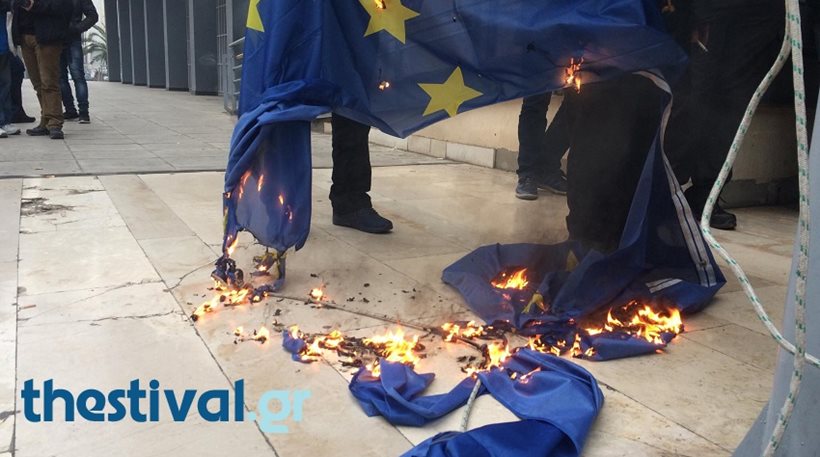 Φωτιά σε σημαία της Ε.Ε έβαλαν την Τετάρτη μέλη του ΠΑΜΕ (φωτό, βίντεο)