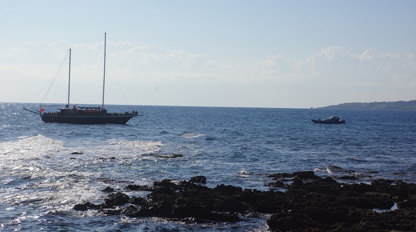 Κεφαλονιά: Σκάφος με 29 λαθρομετανάστες προσάραξε σε παραλία του νησιού εν μέσω καταιγίδας