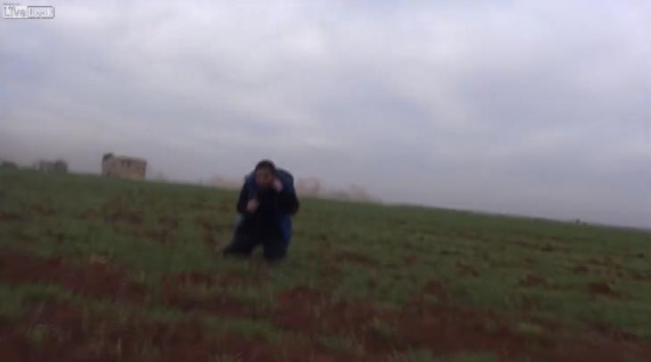 Συρία: Βόμβα πέφτει δίπλα σε δημοσιογράφο αλλά η τύχη είναι μαζί του (βίντεο)