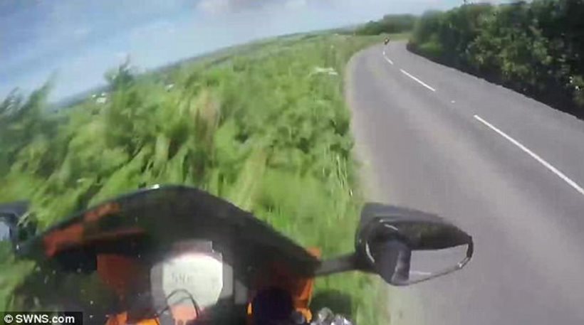 Συγκλονιστικό βίντεο: Μοτοσικλετιστής εκτοξεύεται στον αέρα μπαίνοντας σε στροφή με 190χλμ./ώρα