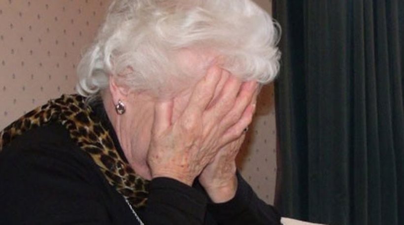Στιγμές τρόμου για 80χρονη στον Πύργο: Άγνωστοι της άρπαξαν 6.500 €