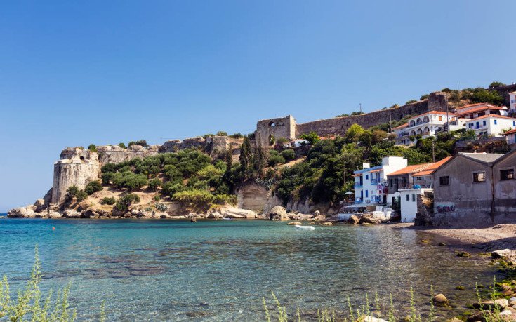 Κορώνη: Η κωμόπολη με το ενετικό κάστρο που θυμίζει νησί! (φωτό)