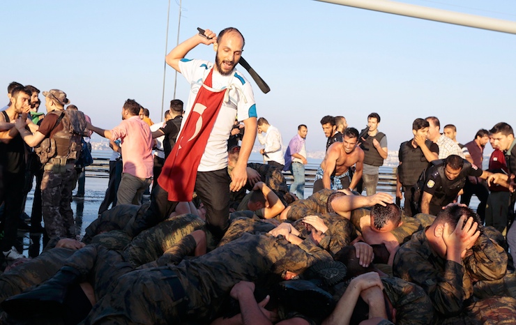 Τουρκία: Νέες εικόνες σοκ από το λιντσάρισμα στρατιωτών στη γέφυρα του Βοσπόρου  τον Ιούλιο του 2016 (βίντεο)