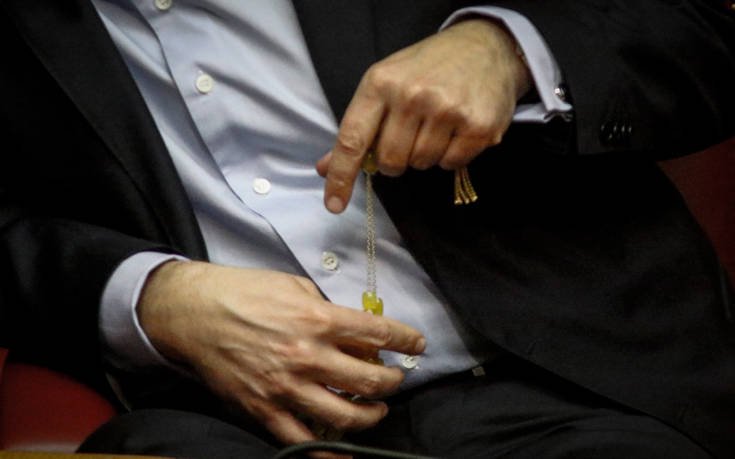 Το καμπολόι που κρατούσε «απασχολημένο» τον Α.Τσίπρα στη συζήτηση για το πολυνομοσχέδιο (φωτό)