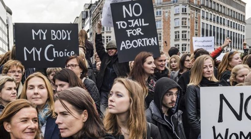 Πολωνία: Διαδηλώνουν οι γυναίκες υπέρ του δικαιώματος στην άμβλωση