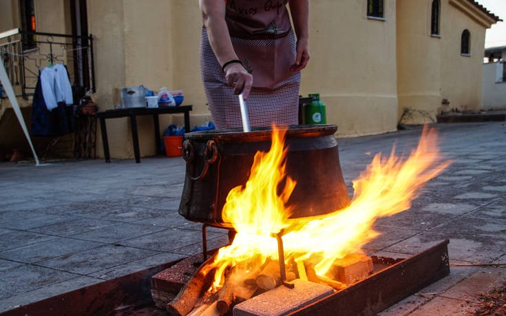 «Κουρμπάνι»: Το έθιμο του Αγίου Αθανασίου που αναβιώνει κάθε χρόνο στο Καλαμπάκι Δράμας (Φωτό)