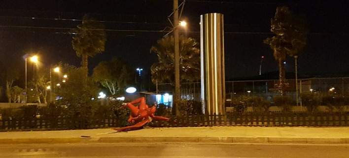 Έριξαν τον «Κόκκινο Φύλακα» του Παλαιού Φαλήρου – Κουκουλοφόροι με «καταδρομική» ενέργεια έσπασαν το άγαλμα