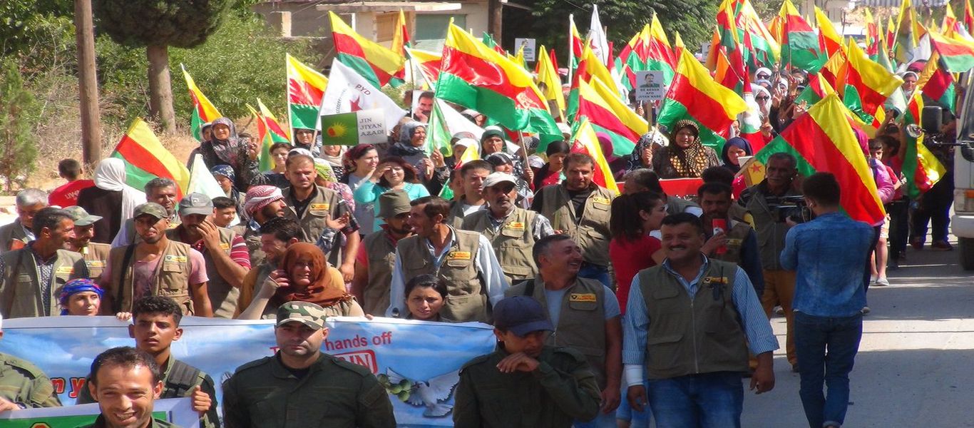 Συρία: Στους δρόμους χιλιάδες Κούρδοι για τις απειλές της Τουρκίας