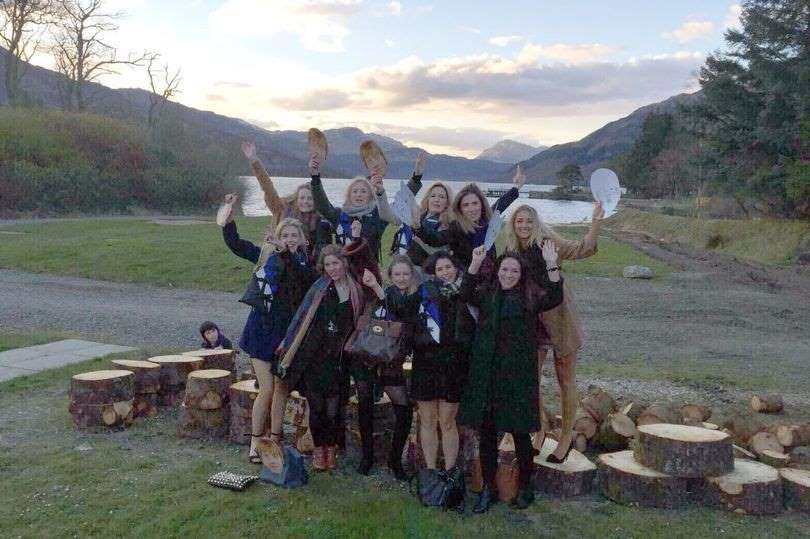 Μια ομάδα κοριτσιών τράβηξε μια φωτογραφία στην Σκωτία: Όταν την είδαν μετά τις τρομοκράτησε