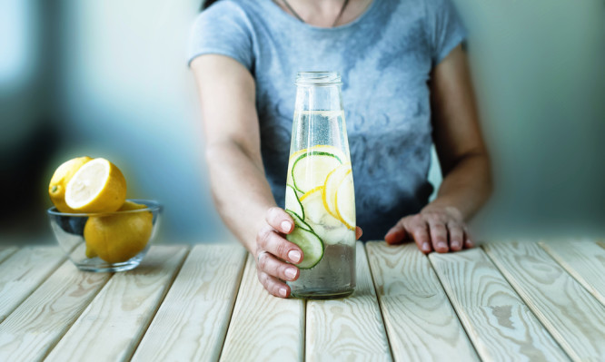 Νερό με λεμόνι: Συμβάλλει στην απώλεια βάρους;