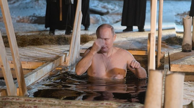 Ο Β.Πούτιν κάνει τον σταυρό του και βουτάει στα παγωμένα νερά την ημέρα των Θεοφανείων (βίντεο, εικόνες)