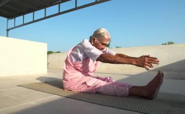 Ινδία: Η 98χρονη δασκάλα γιόγκα που εντυπωσιάζει με την ευλυγισία της (φωτό)