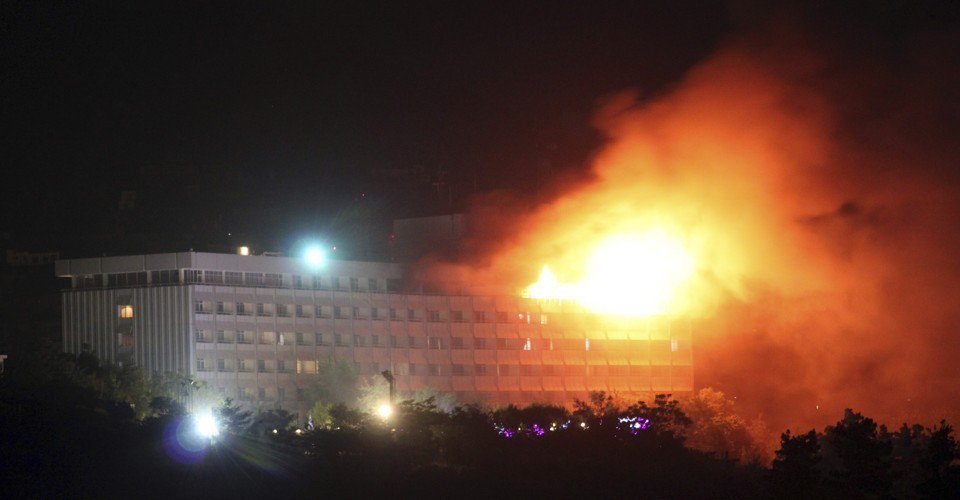 Καμπούλ: Πολύνεκρη επίθεση ενόπλων στο ξενοδοχείο Intercontinental που φλέγεται με 15 νεκρούς (upd)