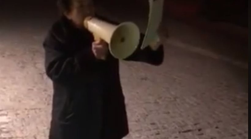 Βίντεο: Γιαγιά καλεί με ντουντούκα τους συγχωριανούς της στο συλλαλητήριο για το Σκοπιανό