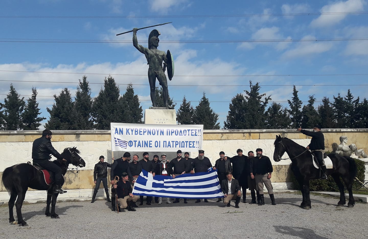 Στο άγαλμα του Λεωνίδα στις Θερμοπύλες οι αλογατάρηδες της Κρήτης – Πάνε Θεσσαλονίκη για το συλλαλητήριο (φωτό)