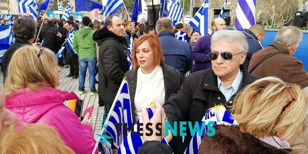 Μοιράζει ελληνικές σημαίες ο Παναγιώτης Ψωμιάδης!