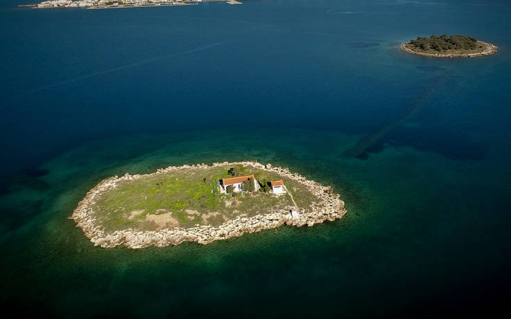 To όμορφο νησάκι της Ιτέας που έχει μόνο ένα εκκλησάκι (φωτό)