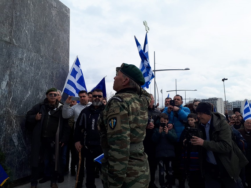 Έφεδροι τραγούδησαν “Μακεδονία Ξακουστή” και έψαλαν τον Εθνικό μας Ύμνο στο Άγαλμα του Μ. Αλεξάνδρου (βίντεο)