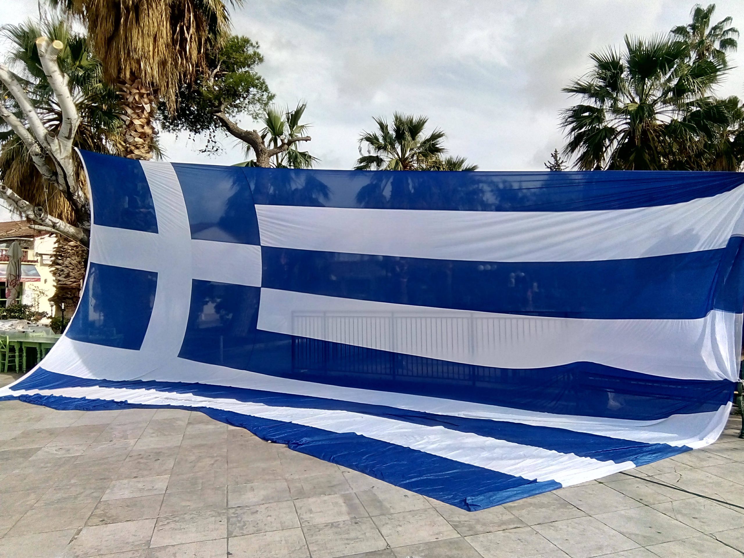 Το Ναύπλιο στηρίζει το συλλαλητήριο- Ύψωσαν ελληνική σημαία 130 τ.μ (φωτό)